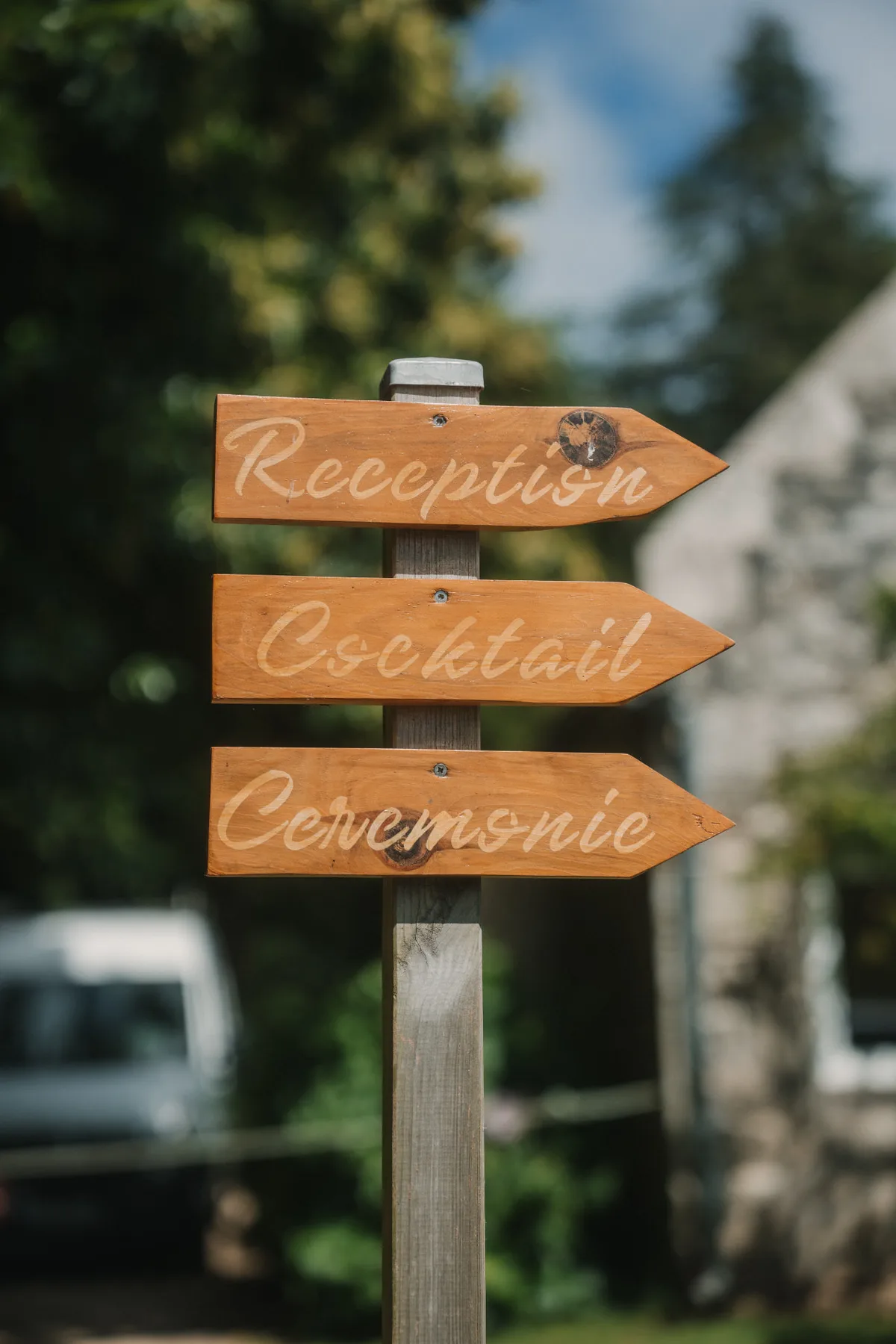 Pancarte en bois indiquant réception, cocktail et cérémonie lors d'un mariage au Domaine de Kerenez à Loctudy — Les Temps Gourmands, traiteur mariage en Finistère Sud et Pays Bigouden