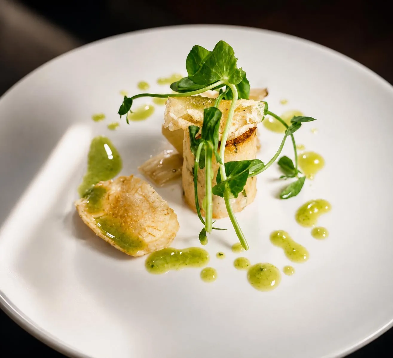 Création du chef Raphaël Rolland — cannelloni de légumes, chips croustillante et jus d'herbes fraîches, traiteur gastronomique à Pont-l'Abbé (Pays Bigouden)