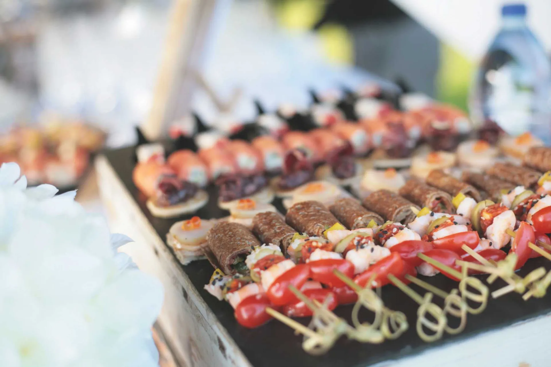 Plateau de bouchées apéritives et brochettes — traiteur Les Temps Gourmands à Pont-l'Abbé