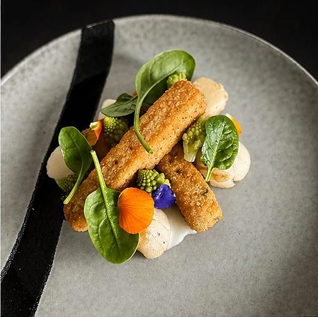 Croustillants panés, mousseline et jeunes pousses d'épinards au romanesco — cuisine du chef étoilé Raphaël Rolland, traiteur à Pont-l'Abbé