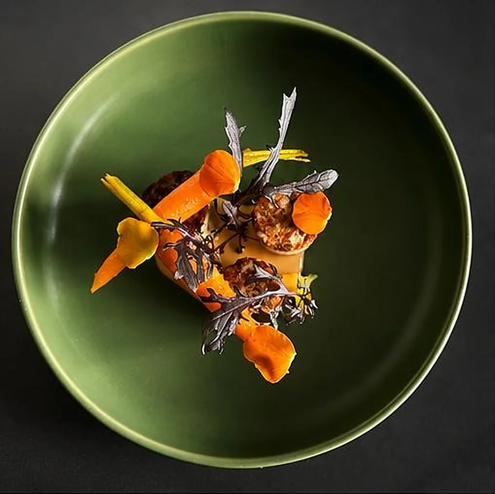 Assiette gastronomique dressée aux fleurs comestibles et jeunes pousses sur assiette verte — Les Temps Gourmands, traiteur gastronomique à Pont-l'Abbé