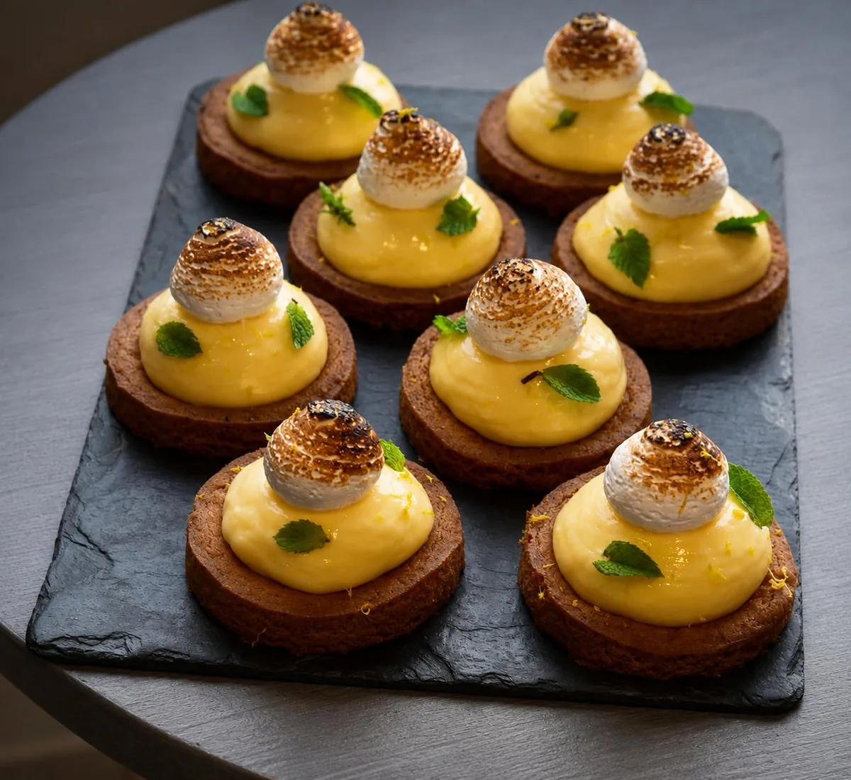 Tartelettes au citron meringuées, dessert maison du traiteur Les Temps Gourmands à Pont-l'Abbé, Pays Bigouden