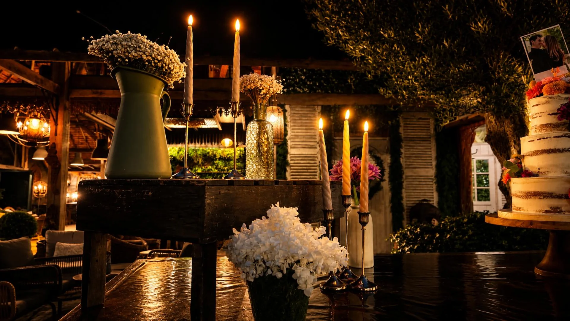 Table de réception de mariage dressée à la bougie, fleurs et pièce montée à la tombée du soir — Les Temps Gourmands, traiteur gastronomique à Pont-l'Abbé en Pays Bigouden (Finistère)