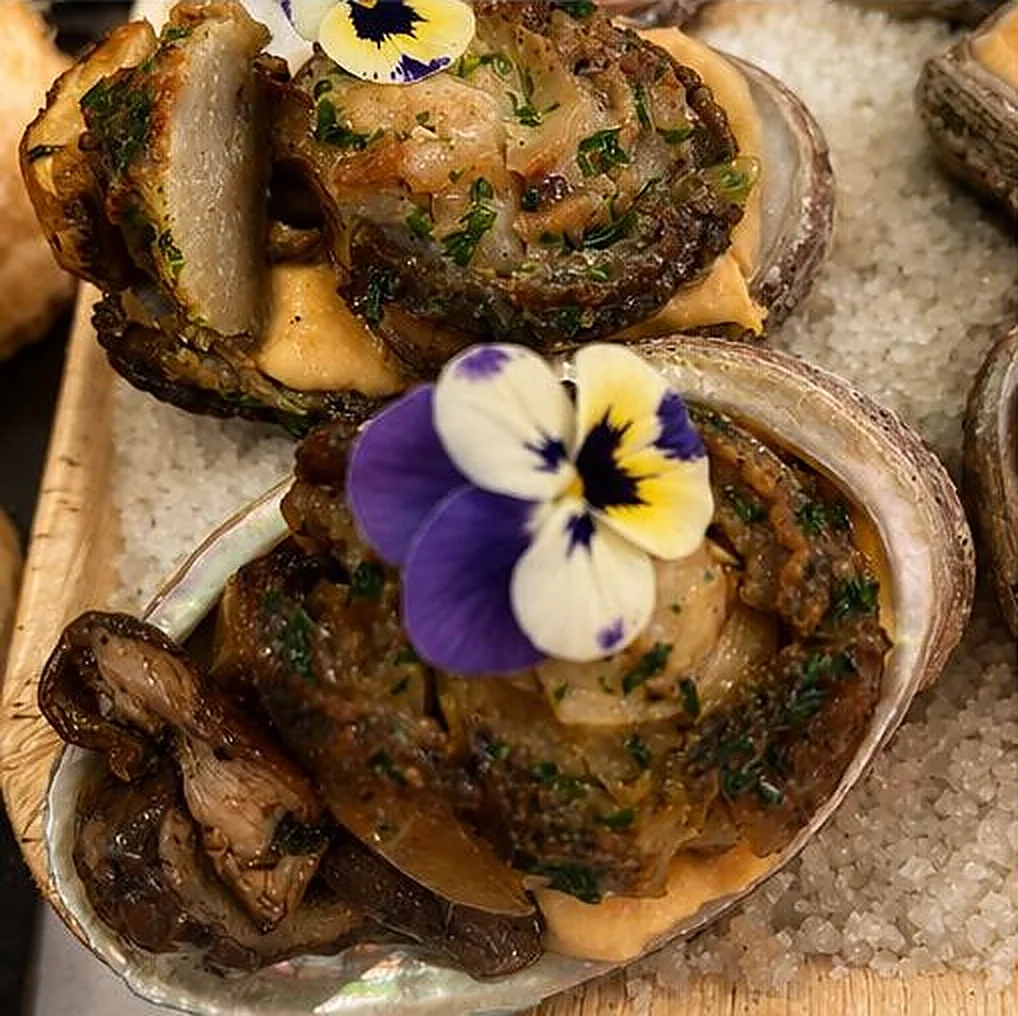 Ormeaux de Bretagne en persillade fleuris d'une pensée, spécialité iodée du traiteur Les Temps Gourmands en Pays Bigouden
