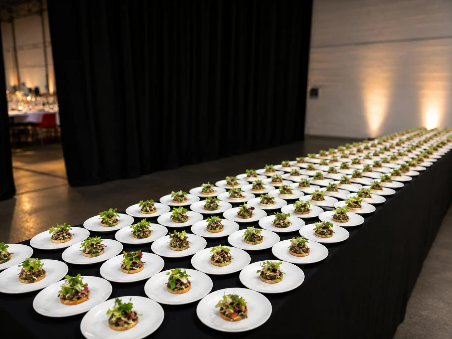 Longue table de réception dressée d'assiettes de tartare et jeunes pousses pour un séminaire d'entreprise — Les Temps Gourmands, traiteur événement professionnel à Pont-l'Abbé (Finistère Sud, Pays Bigouden)