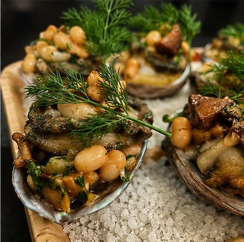 Ormeaux aux girolles, haricots blancs et aneth servis en coquille sur gros sel — traiteur gastronomique Pont-l'Abbé, Finistère